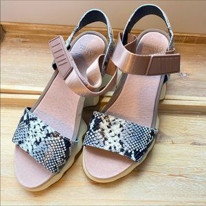 Sorel women’s ankle strap animal print size 6 sandals like new